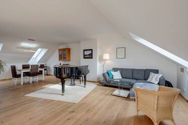 Spacious attic apartment in Schwabing