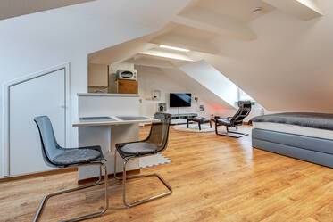 Bright attic apartment in the Au