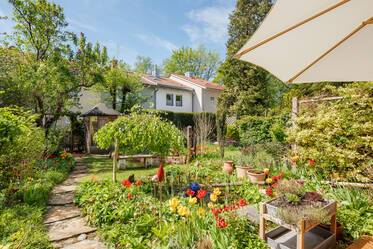 Comfortable row townhouse with garden
