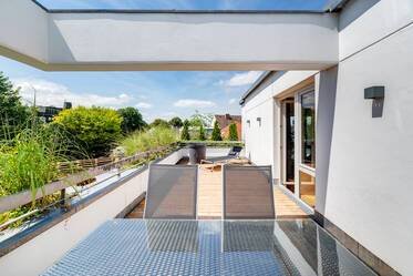 Modernly furnished apartment with large roof terrace 