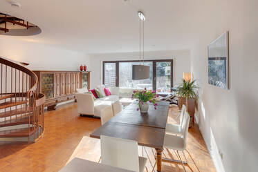 Bright, stylish corner townhouse