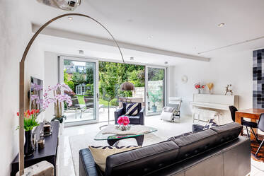 Renovated premium mid-terrace house 
