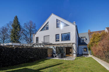 Luxurious semi-detached house near subway and suburban train