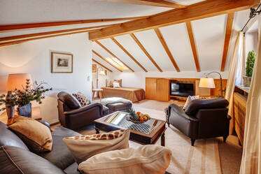 Spacious 2.5-room attic apartment for rent near the lake