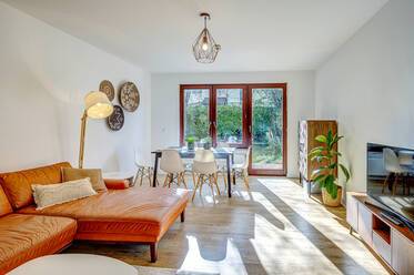 Light-flooded terraced corner house with small garden 