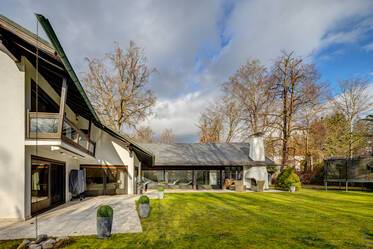 Spacious villa with pool in coveted location Gründwald