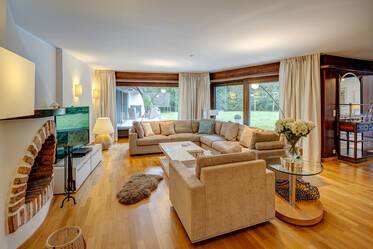 Spacious villa with pool in coveted location Gründwald