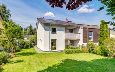 Charming semi-detached house with large garden &amp; sauna