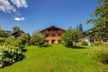 Sunny 4-room apartment with mountain view