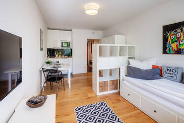 Bright, modern apartment with balcony near subway