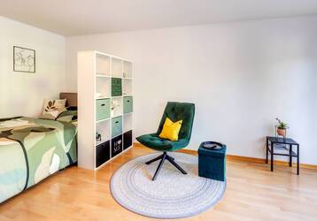 Bright and modern apartment with balcony for rent 