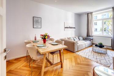 Central period apartment in quiet rear building