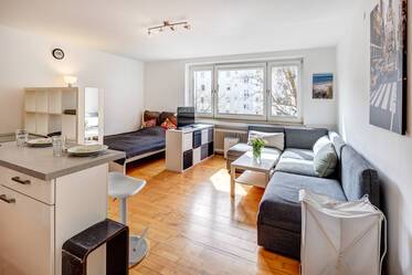 City apartment: sunny, modern, quiet backyard location