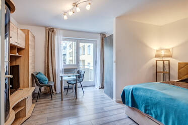 Neuhausen-Nymphenburg: modernized historic apartment