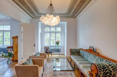 High-quality historic apartment in coveted location