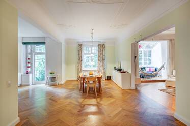 Historic 4-room apartment in prime area in Schwabing