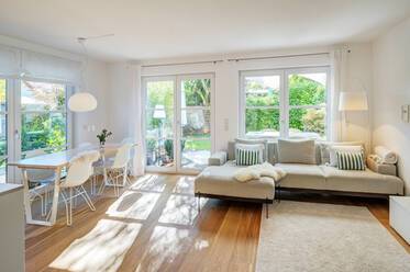 Light-flooded semit-detached house with sunny garden