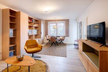 Apartment with balcony overlooking the courtyard