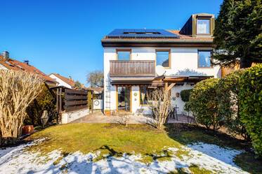Terraced corner house with garden and parking garage