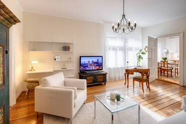 Quiet historic apartment in the famous Hackenviertel