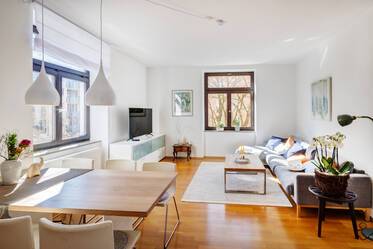 Light-flooded historic apartment - freshly renovated