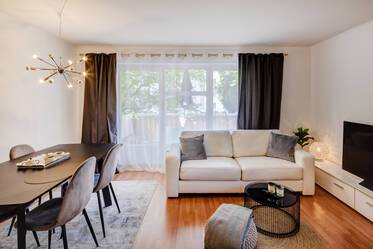 Apartment in quiet read building with sunny balcony