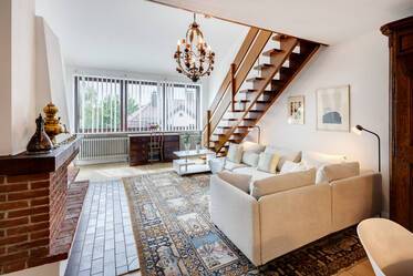 Gallery apartment with style mix: antique, yet modern
