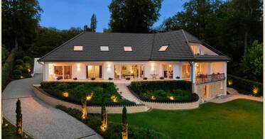 Stunning mansion with panoramic lake view