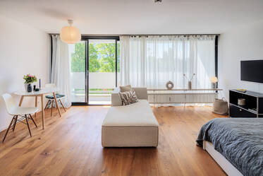 Cosy, modern: Südbalkon mit großer Fensterfront