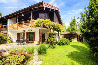 High living quality: semi-detached house with garden