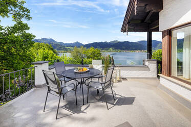 Large ground-floor apartment with lake & mountain view