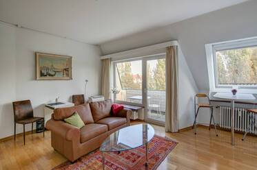 Best location in Schwabing, Leopoldstraße: Nicely furnished 2-room apartment with roof terrace