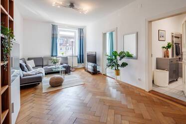 Period apartment with high ceilings in good location