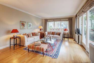 Prime location Herzogpark: luxury apartment with balcony
