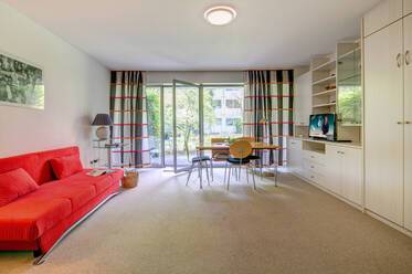 Schwabing Nord: Light-flooded, furnished 1-room apartment