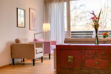 Herzogpark: sunny, exclusive apartment with parking space