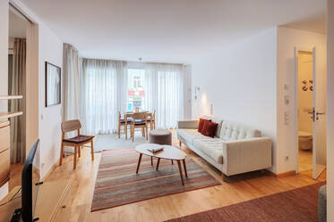 Glockenbachviertel: Bright 2-room apartment with balcony