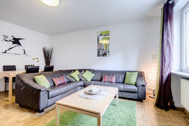 Munich-Schwabing: Bright, furnished 3-room apartment (two bedrooms) with internet flatrate and parking