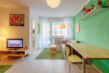 Rotkreuzplatz: colorful apartment with balcony