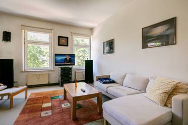 Perfect location at the Münchner Freiheit: Fully equipped 2-room period apartment