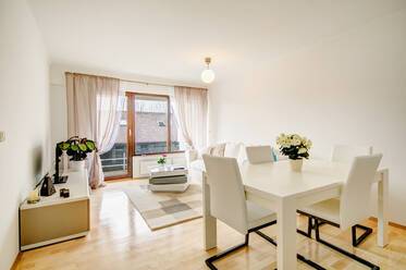 Lovely 2-room apartment with south-west facing balcony