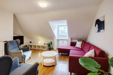 Attic apartment at Rotkreuzplatz: bright and charming