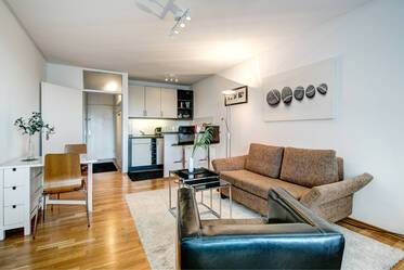 Sunny, high-quality apartment at Arabellapark