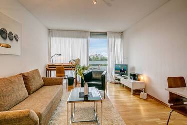 Sunny, high-quality apartment at Arabellapark