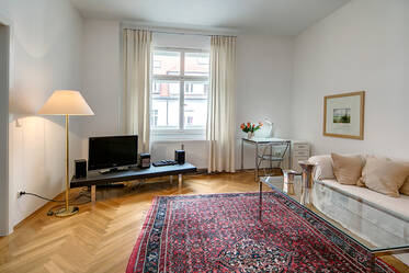 Prime location near Münchner Freiheit: spacious 2-room apartment