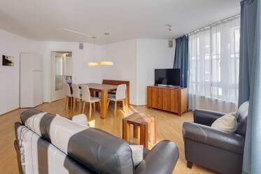 Near Münchner Freiheit: Spacious, furnished 3-room apartment