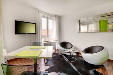 Modern and bright, close to U-Bahn line U3