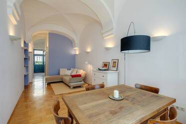 Studio apartment in Schwabing, near Josephsplatz