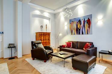 Gärtnerplatz near Isartor: 2-room period apartment