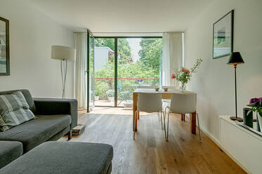 Sunny, quiet and green: 2-room apartment with large balcony near U6 in Munich-Schwabing
